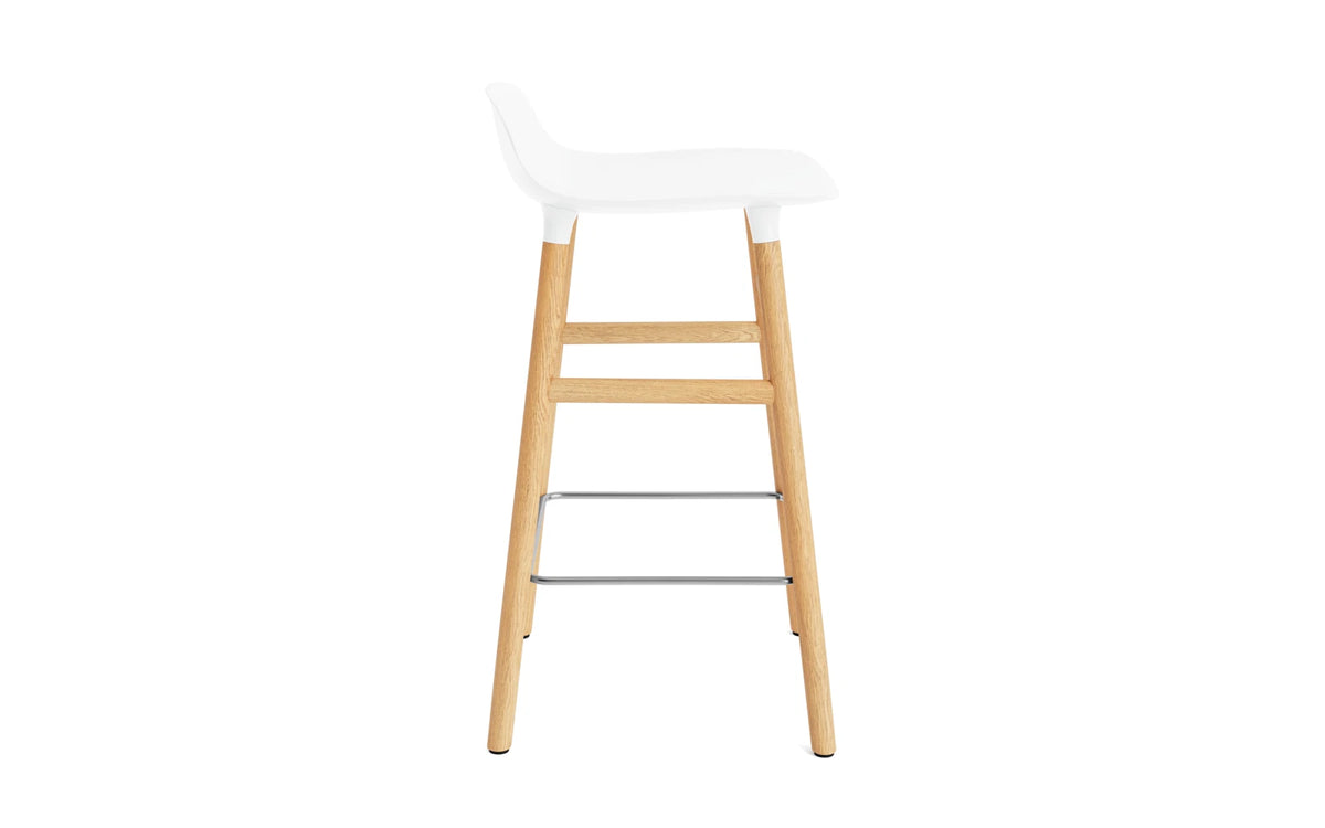 Form Barhocker in Weiss präsentiert im Onlineshop von KAQTU Design AG. Barstuhl ist von Normann Copenhagen