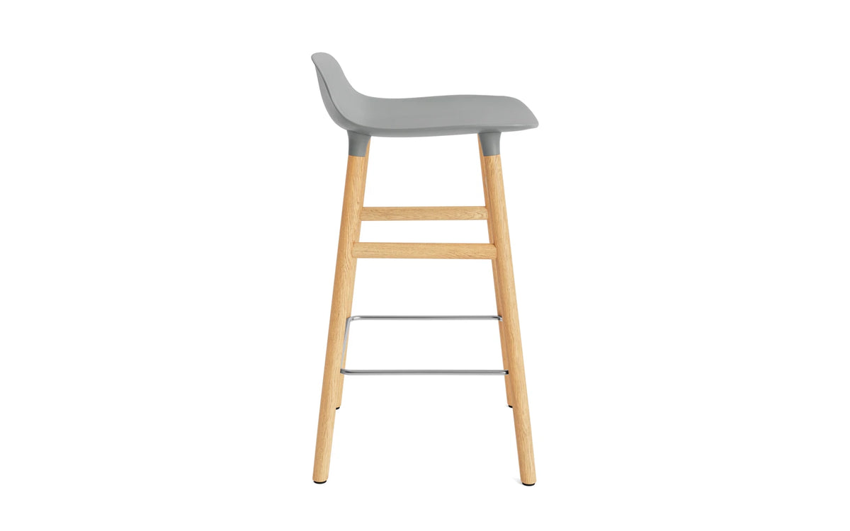 Form Barhocker in Grau präsentiert im Onlineshop von KAQTU Design AG. Barstuhl ist von Normann Copenhagen