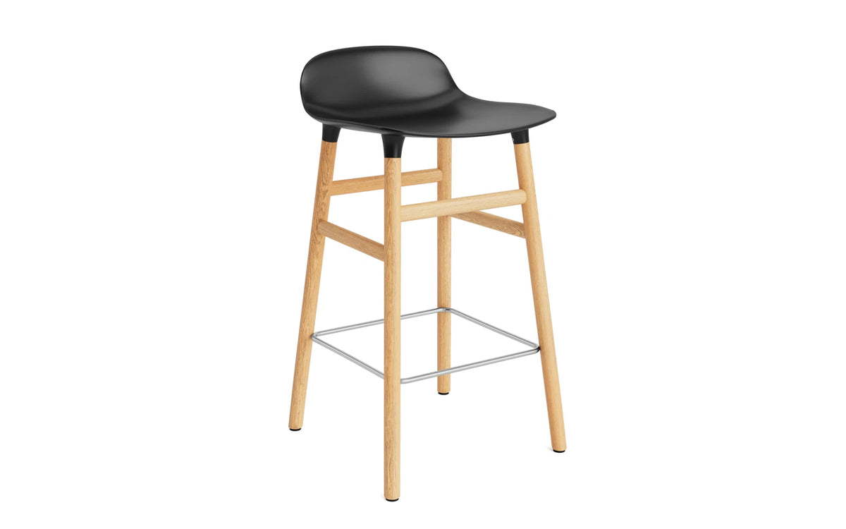 Form Barhocker in Schwarz präsentiert im Onlineshop von KAQTU Design AG. Barstuhl ist von Normann Copenhagen