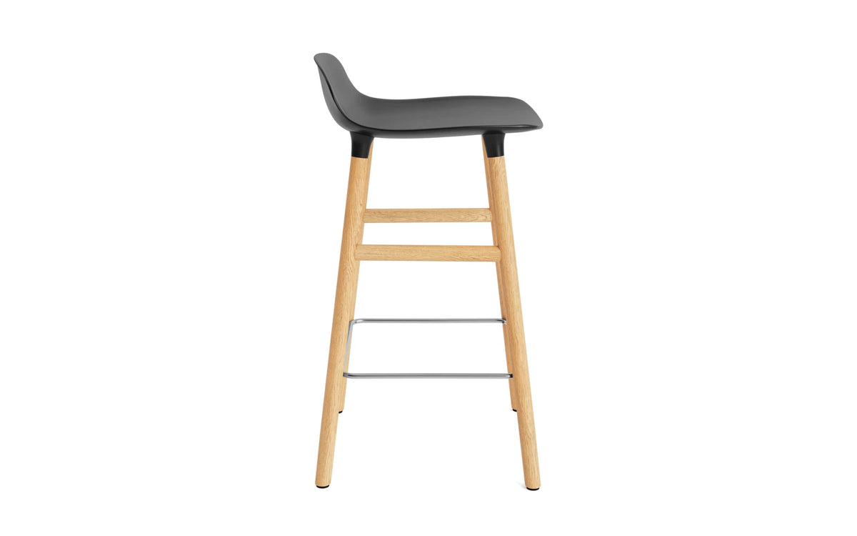 Form Barhocker in Schwarz präsentiert im Onlineshop von KAQTU Design AG. Barstuhl ist von Normann Copenhagen