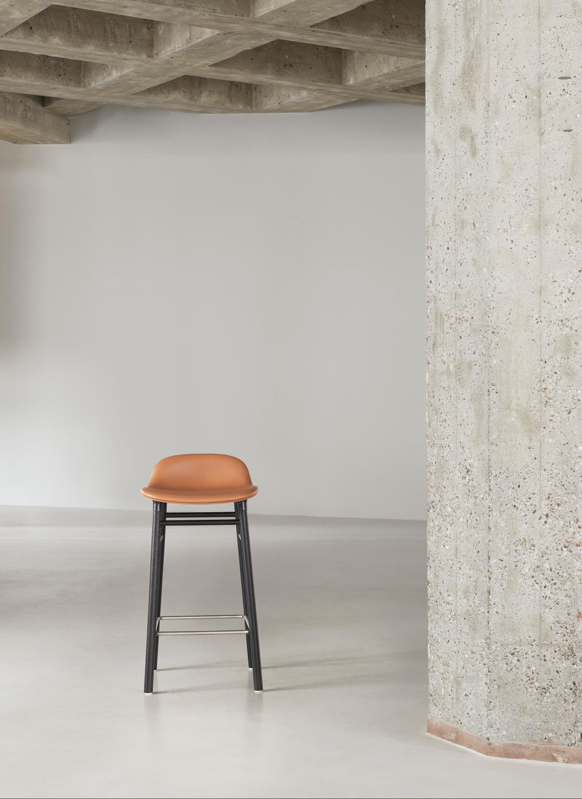 Form Barhocker in Grau präsentiert im Onlineshop von KAQTU Design AG. Barstuhl ist von Normann Copenhagen