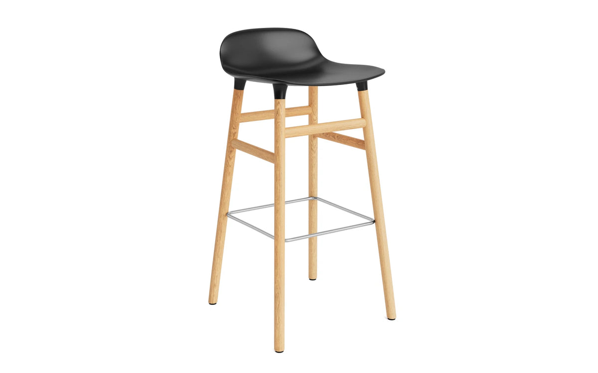 Form Barhocker in Schwarz präsentiert im Onlineshop von KAQTU Design AG. Barstuhl ist von Normann Copenhagen