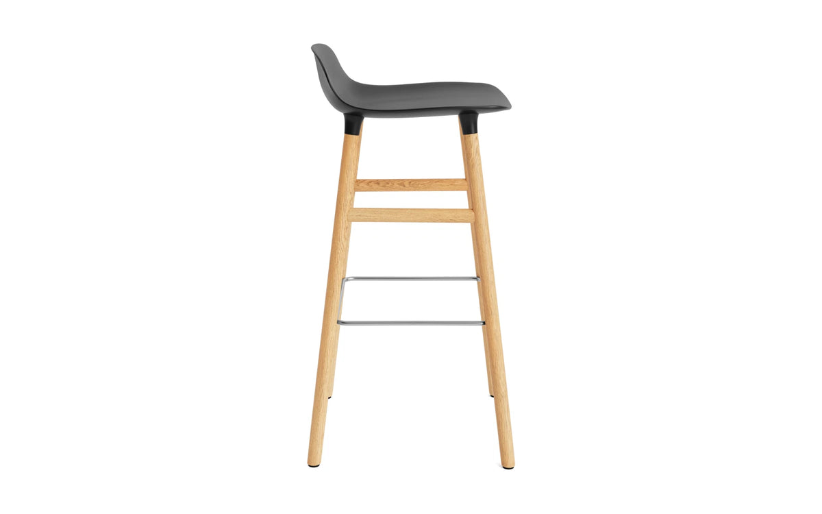 Form Barhocker in Schwarz präsentiert im Onlineshop von KAQTU Design AG. Barstuhl ist von Normann Copenhagen