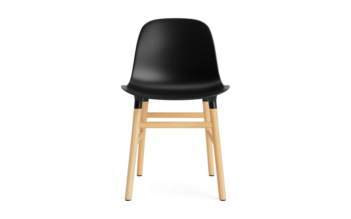 Form Stuhl in Schwarz mit Eiche präsentiert im Onlineshop von KAQTU Design AG. Stuhl ist von Normann Copenhagen