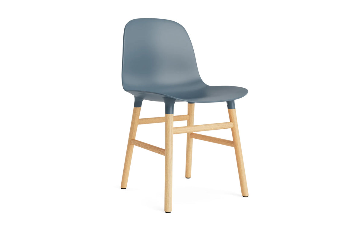Form Stuhl in Blau mit Eiche präsentiert im Onlineshop von KAQTU Design AG. Stuhl ist von Normann Copenhagen