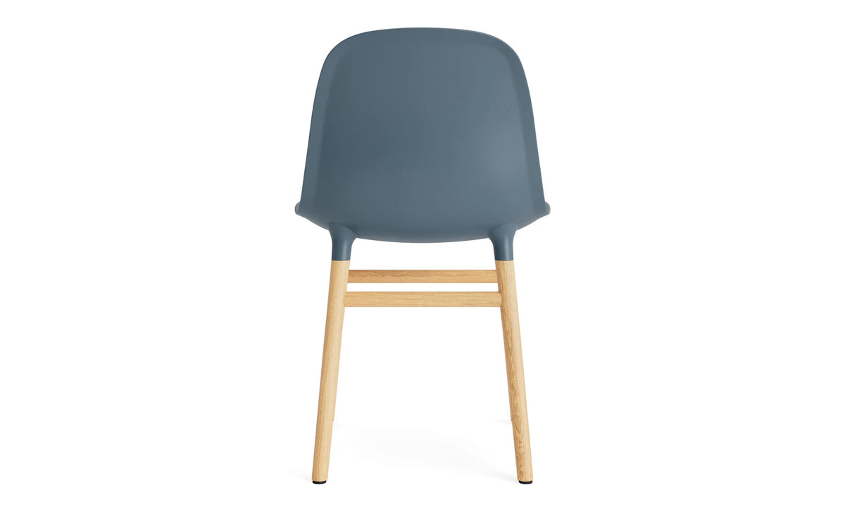 Form Stuhl in Blau mit Eiche präsentiert im Onlineshop von KAQTU Design AG. Stuhl ist von Normann Copenhagen