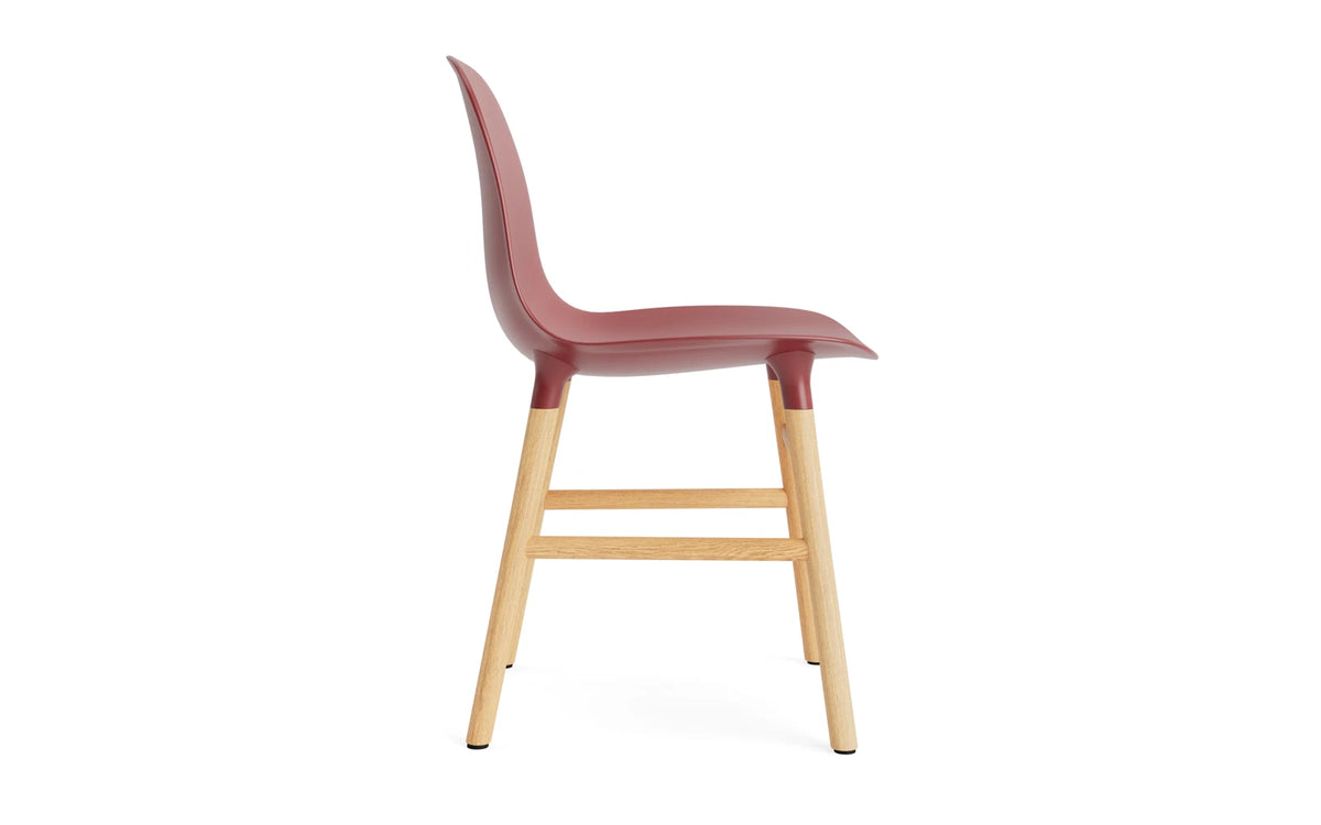 Form Stuhl in Rot mit Eiche präsentiert im Onlineshop von KAQTU Design AG. Stuhl ist von Normann Copenhagen