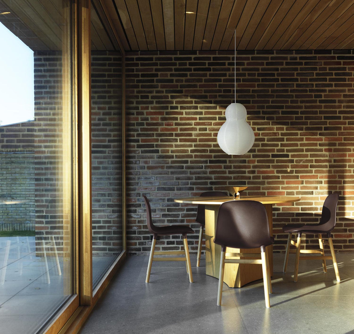 Form Stuhl in Weiss mit Walnuss präsentiert im Onlineshop von KAQTU Design AG. Stuhl ist von Normann Copenhagen