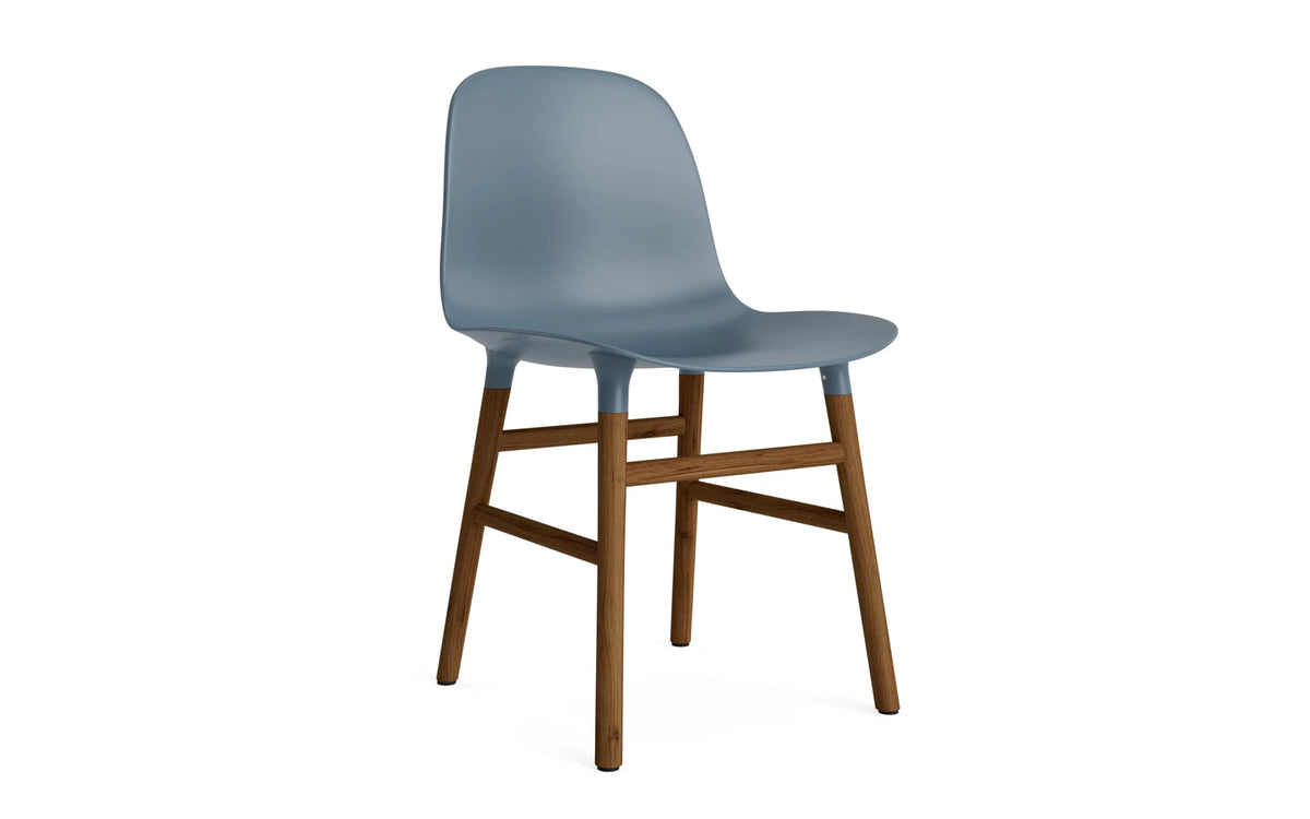 Form Stuhl in Blau mit Walnuss präsentiert im Onlineshop von KAQTU Design AG. Stuhl ist von Normann Copenhagen
