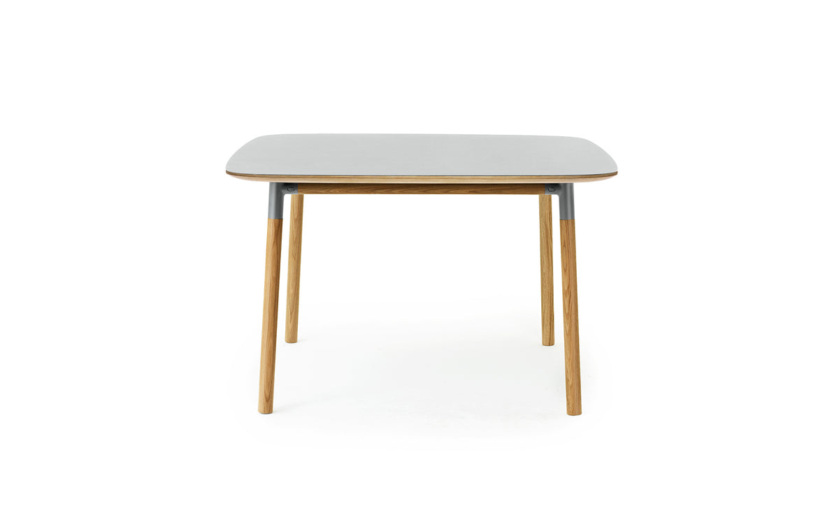 Form Tisch 120x 120 in Grau präsentiert im Onlineshop von KAQTU Design AG. Esstisch ist von Normann Copenhagen