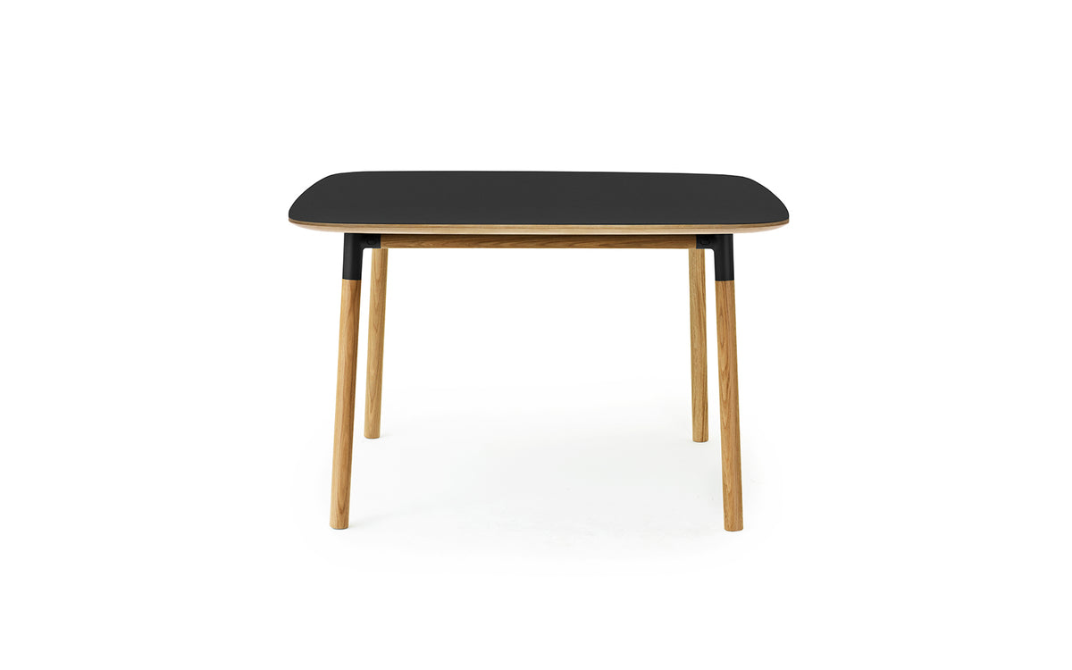 Form Tisch 120x 120 in Black präsentiert im Onlineshop von KAQTU Design AG. Esstisch ist von Normann Copenhagen