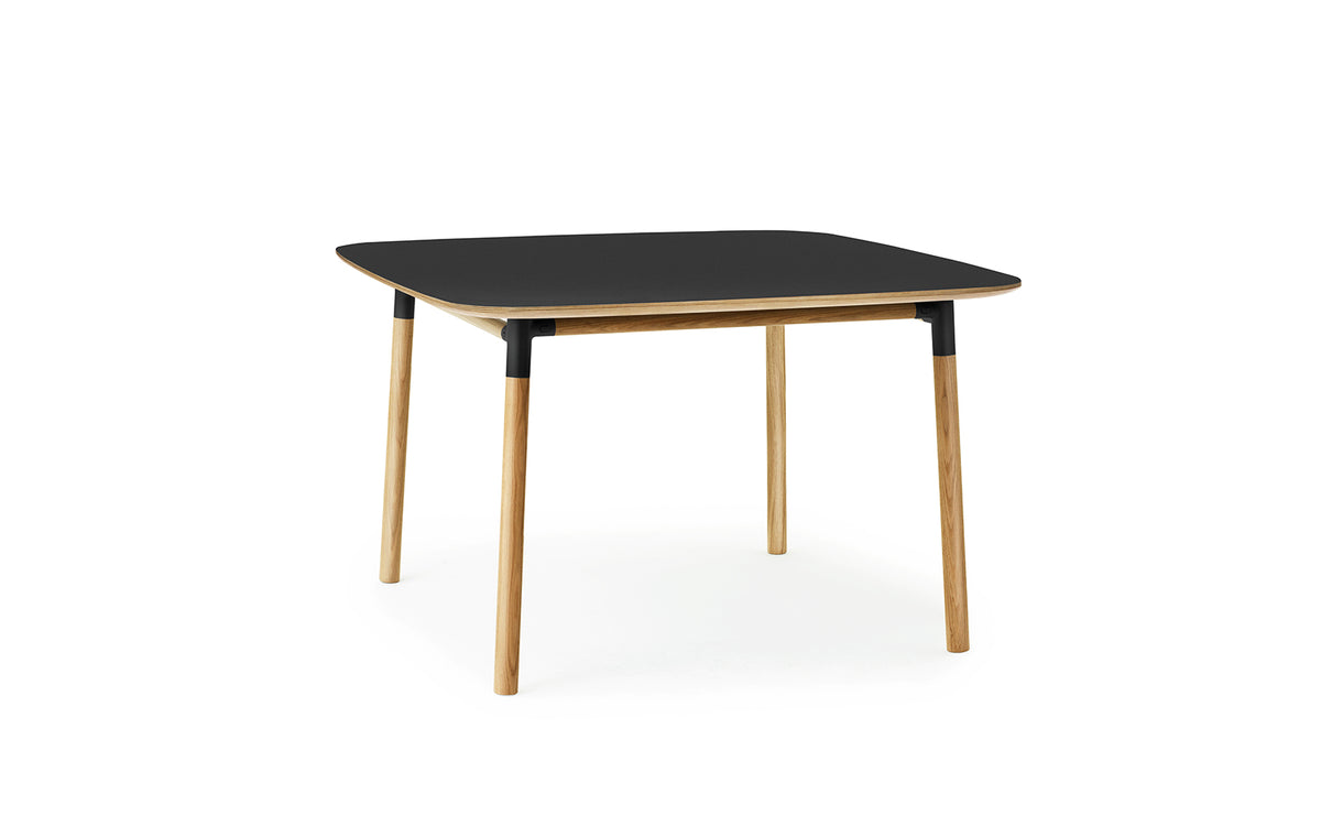 Form Tisch 120x 120 in Black präsentiert im Onlineshop von KAQTU Design AG. Esstisch ist von Normann Copenhagen