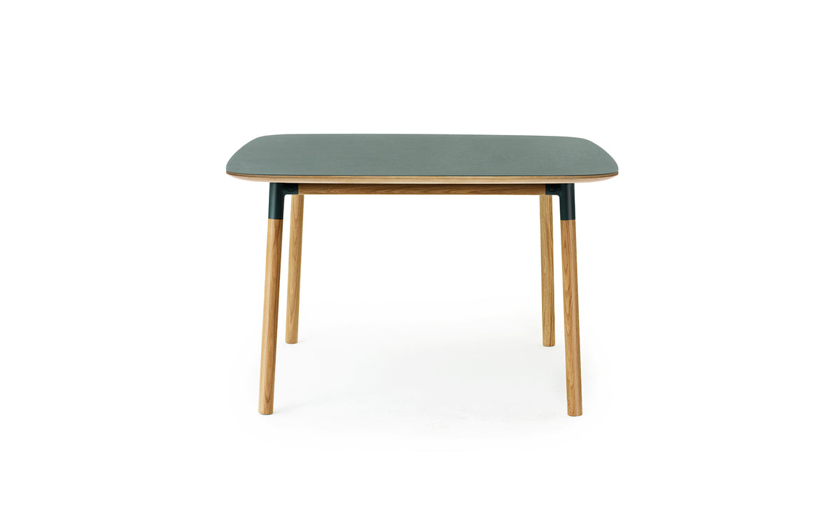 Form Tisch 120x 120 in Grün präsentiert im Onlineshop von KAQTU Design AG. Esstisch ist von Normann Copenhagen