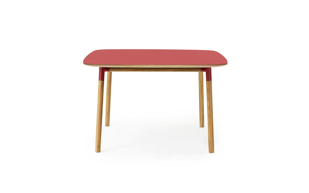 Form Tisch 120x 120 in Rot präsentiert im Onlineshop von KAQTU Design AG. Esstisch ist von Normann Copenhagen