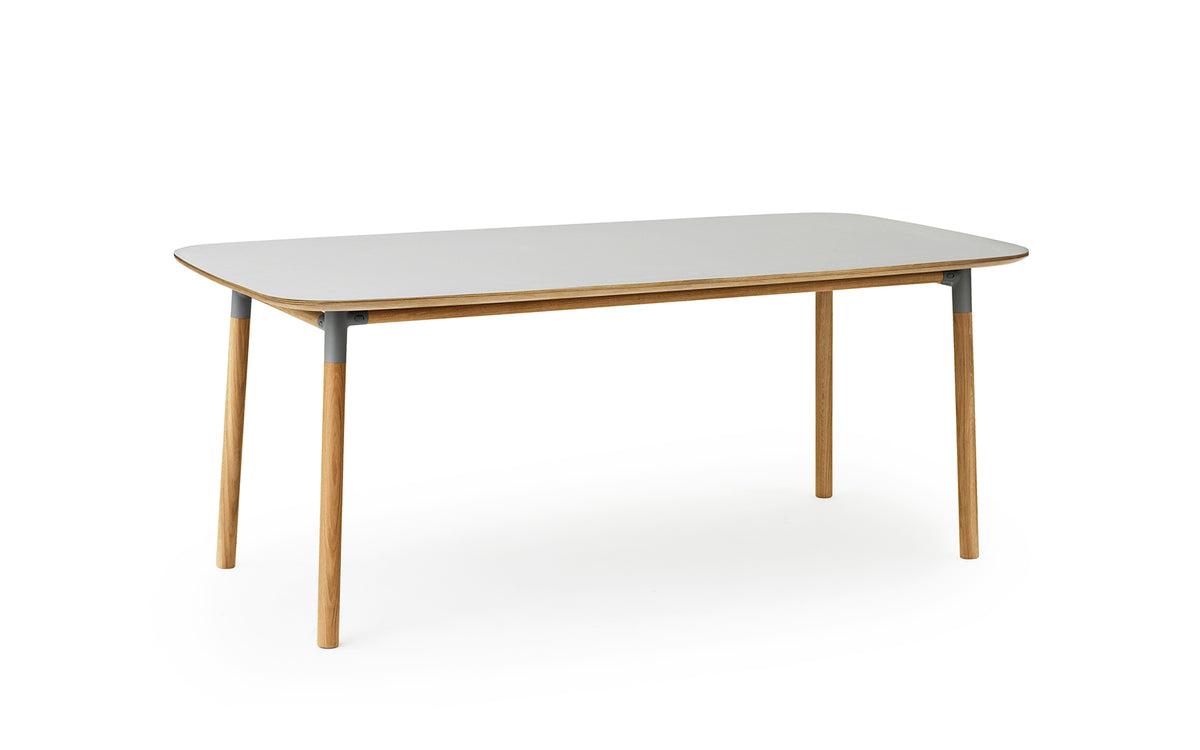 Form Tisch 95 x 200 in Grau präsentiert im Onlineshop von KAQTU Design AG. Esstisch ist von Normann Copenhagen