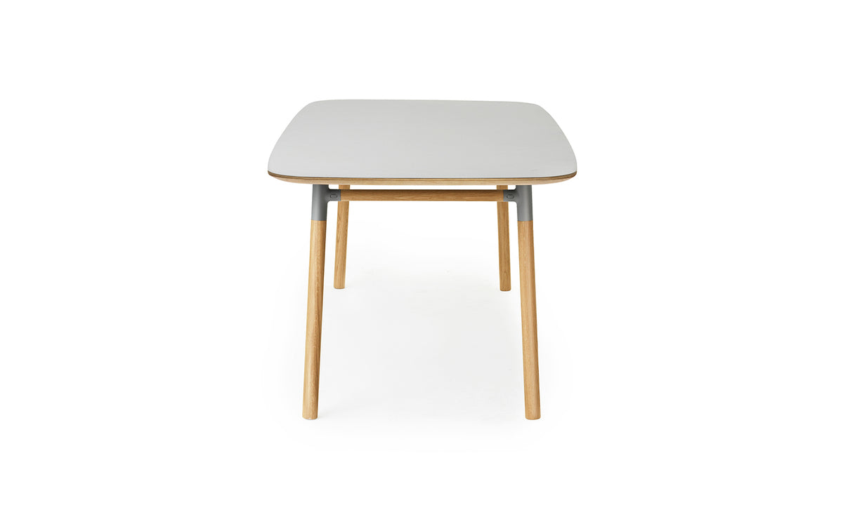 Form Tisch 95 x 200 in Grau präsentiert im Onlineshop von KAQTU Design AG. Esstisch ist von Normann Copenhagen