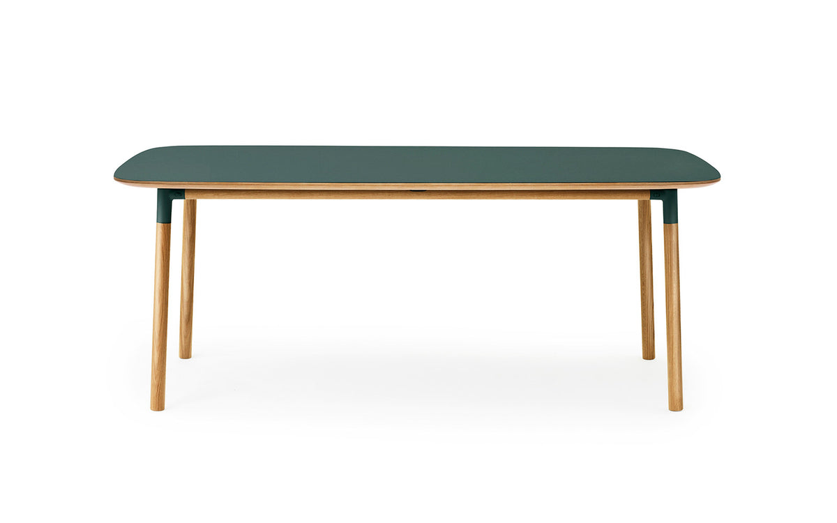 Form Tisch 95 x 200 in Grün präsentiert im Onlineshop von KAQTU Design AG. Esstisch ist von Normann Copenhagen