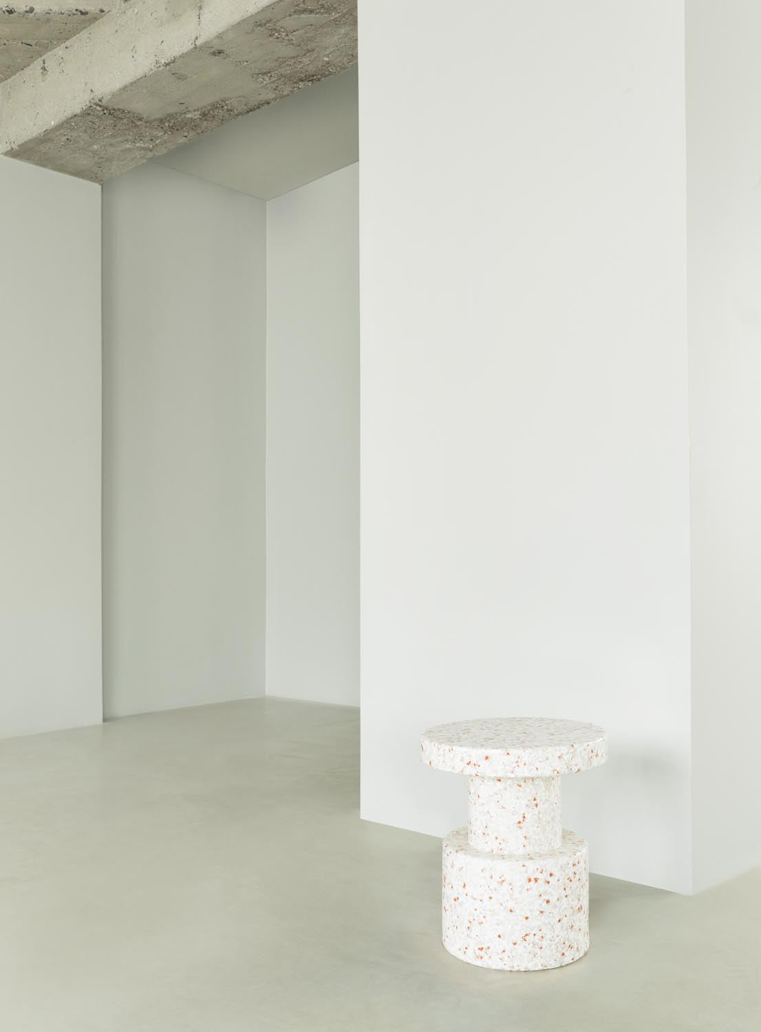 Bit Hocker in Weiss präsentiert im Onlineshop von KAQTU Design AG. Hocker ist von Normann Copenhagen