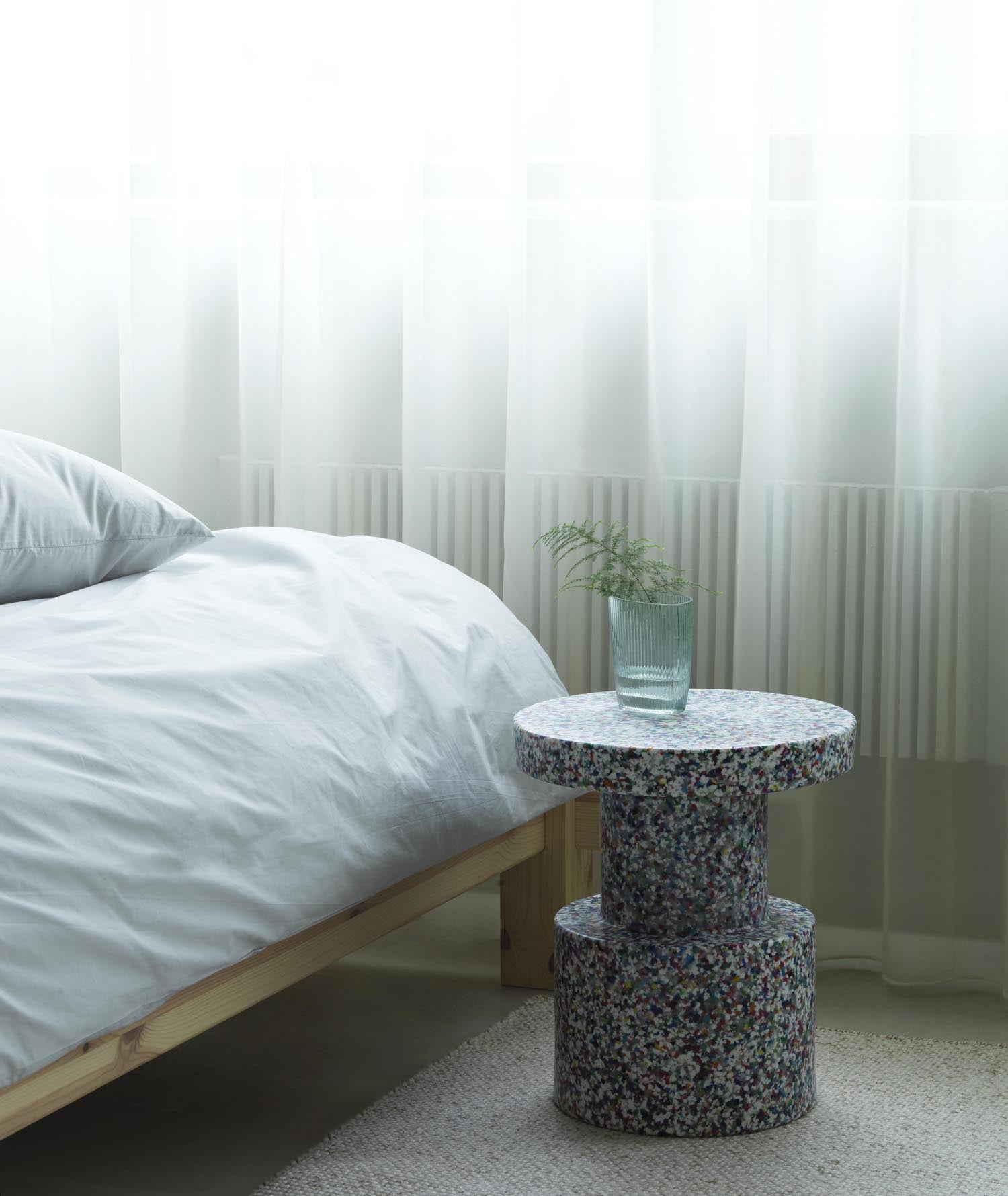 Bit Hocker von Normann Copenhagen: Skulpturaler Hocker aus 100% recyceltem Kunststoff, ideal für drinnen und draußen, in vielen Farben erhältlich.