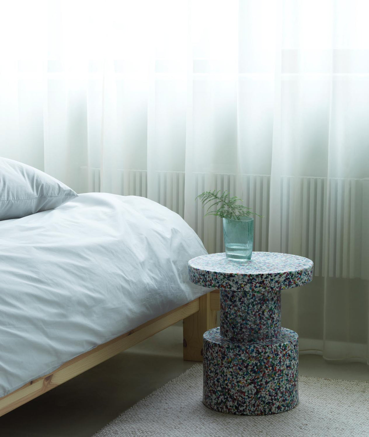 Bit Hocker in Weiss Multi präsentiert im Onlineshop von KAQTU Design AG. Hocker ist von Normann Copenhagen