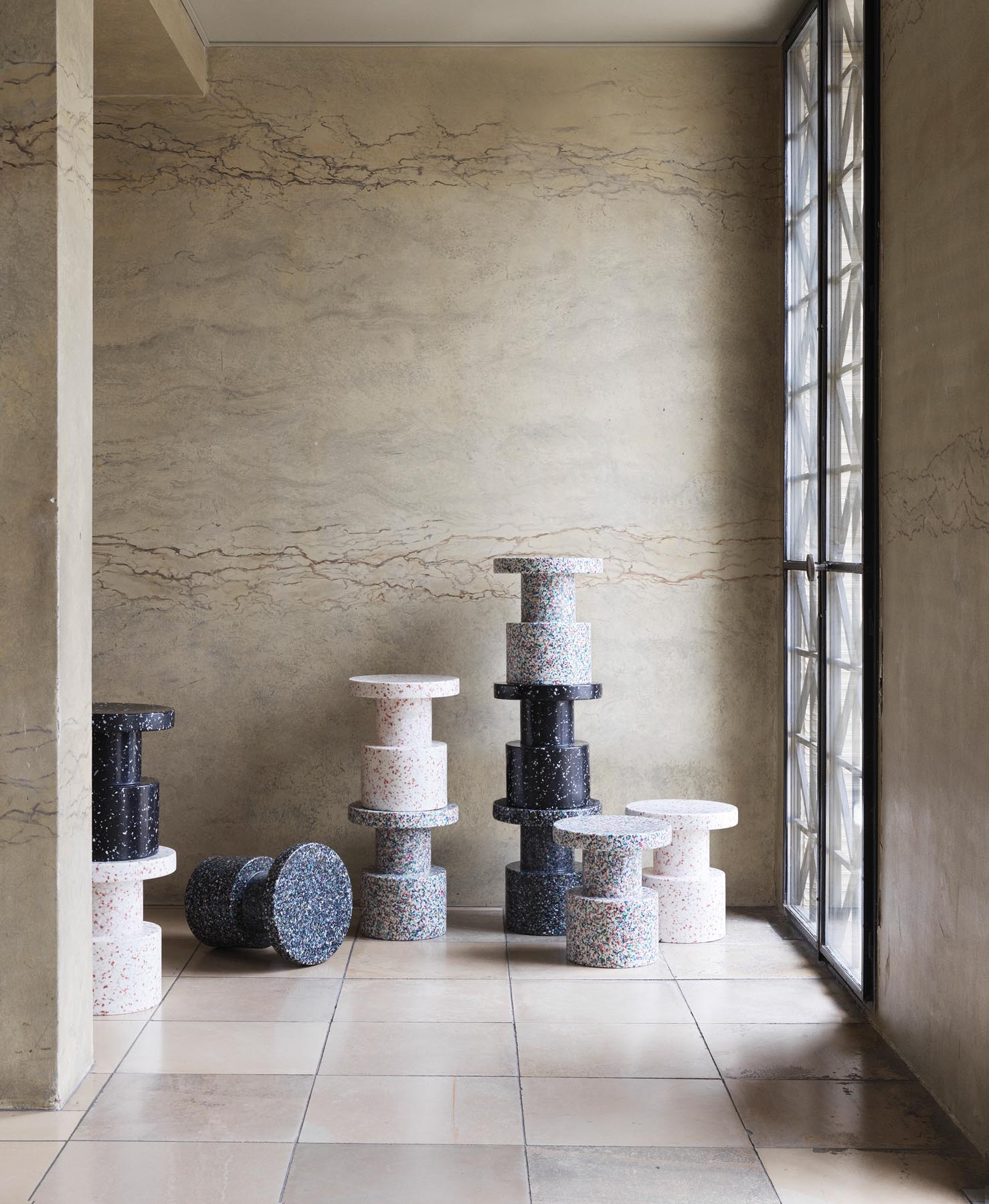 Bit Hocker von Normann Copenhagen: Skulpturaler Hocker aus 100% recyceltem Kunststoff, ideal für drinnen und draußen, in vielen Farben erhältlich.