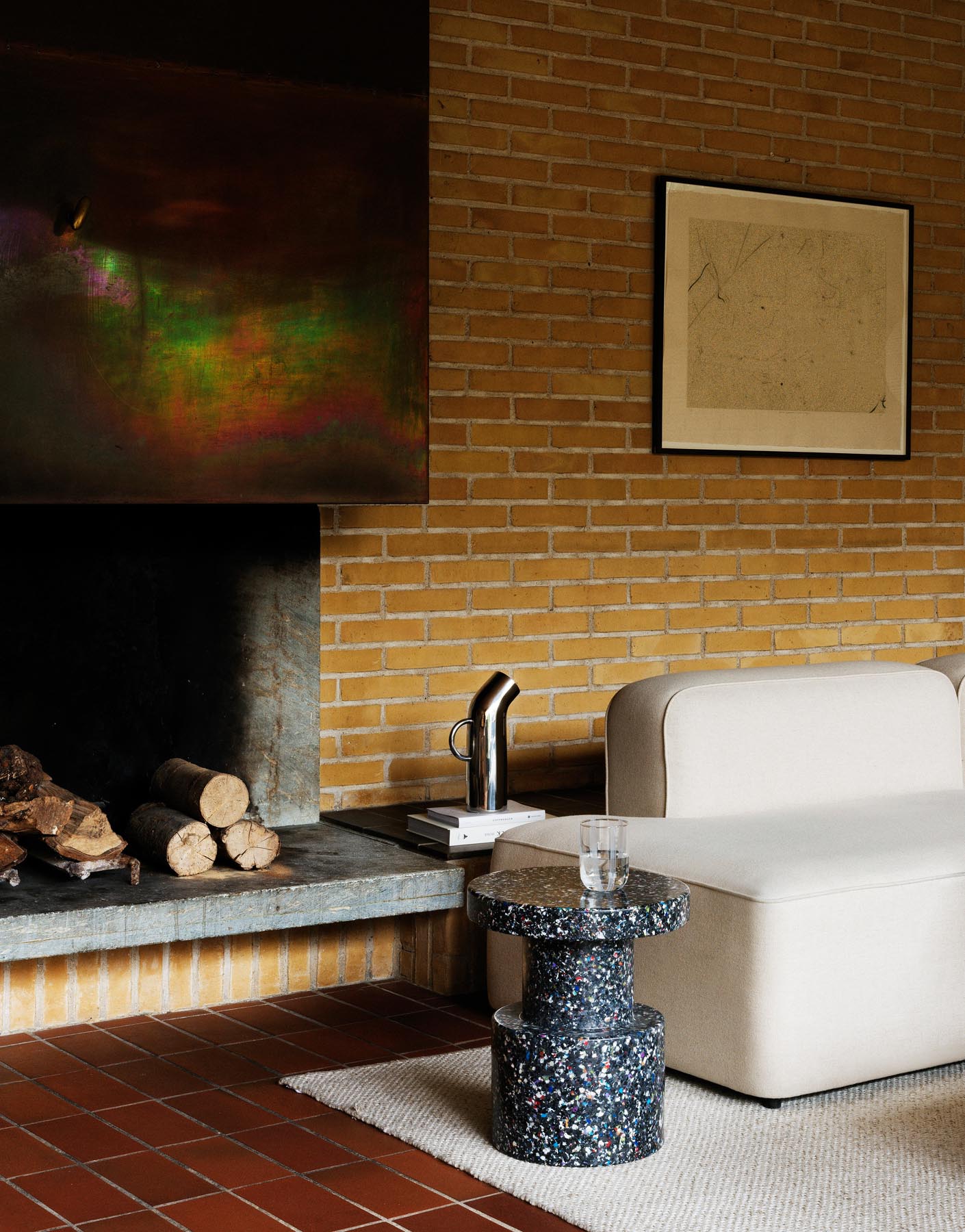 Der Bit Hocker von Normann Copenhagen besticht durch sein zeitgemäßes Design und vielseitige Einsatzmöglichkeiten. Hergestellt aus umweltfreundlichem Kunststoff, setzt er elegante Akzente.