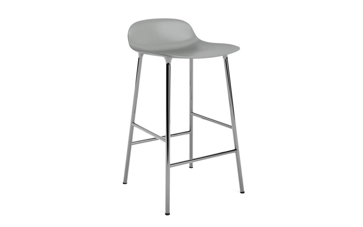 Form Barhocker in Grau präsentiert im Onlineshop von KAQTU Design AG. Barstuhl ist von Normann Copenhagen