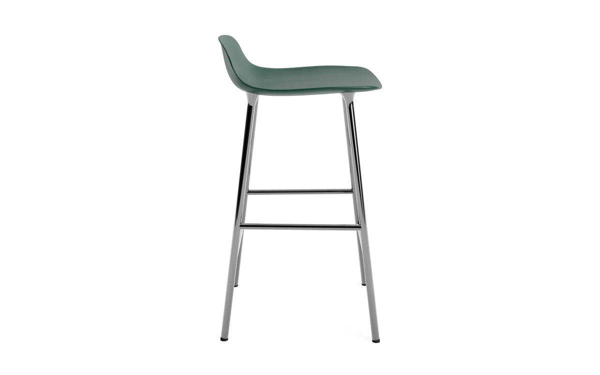 Form Barhocker in Grün präsentiert im Onlineshop von KAQTU Design AG. Barstuhl ist von Normann Copenhagen