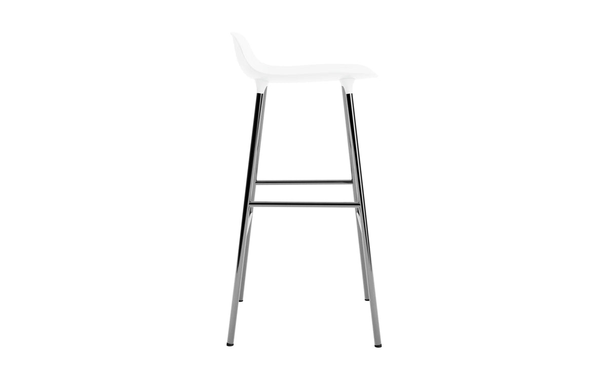 Form Barhocker in Weiss präsentiert im Onlineshop von KAQTU Design AG. Barstuhl ist von Normann Copenhagen