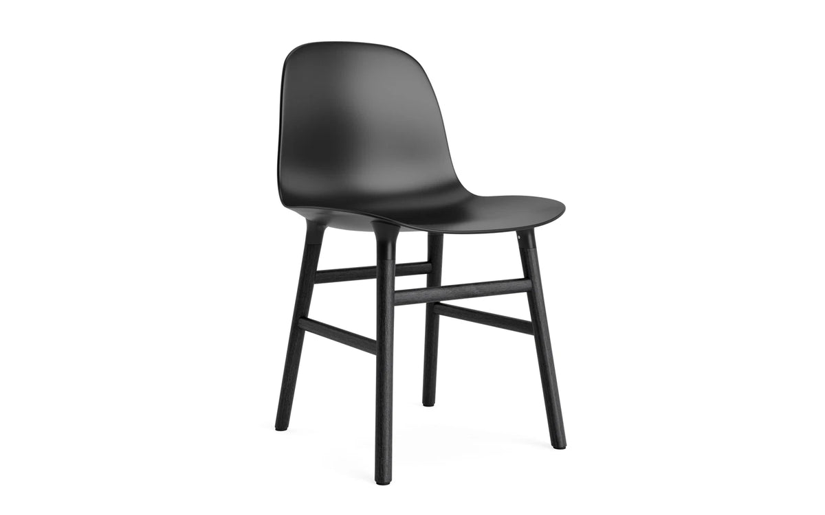 Form Stuhl in Schwarz präsentiert im Onlineshop von KAQTU Design AG. Stuhl ist von Normann Copenhagen
