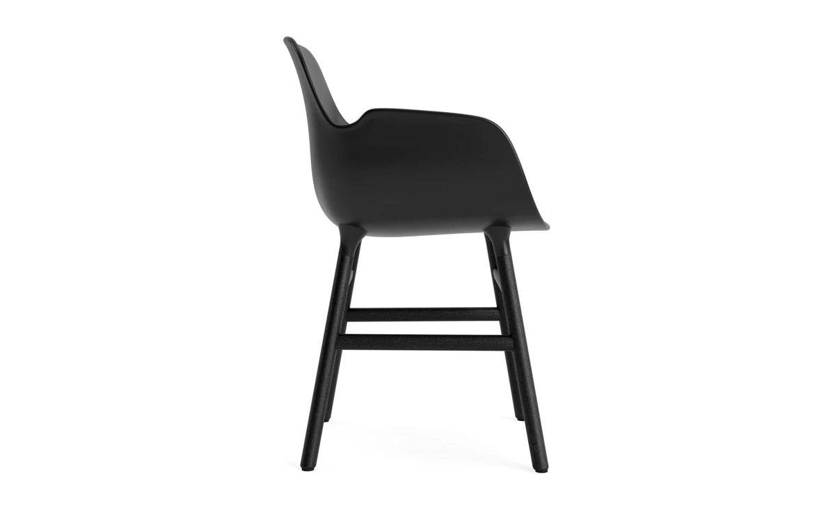 Form Armlehnstuhl in Schwarz präsentiert im Onlineshop von KAQTU Design AG. Stuhl mit Armlehne ist von Normann Copenhagen