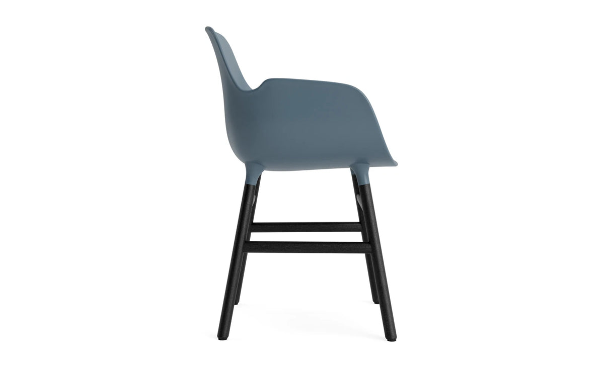 Form Armlehnstuhl in Blau präsentiert im Onlineshop von KAQTU Design AG. Stuhl mit Armlehne ist von Normann Copenhagen