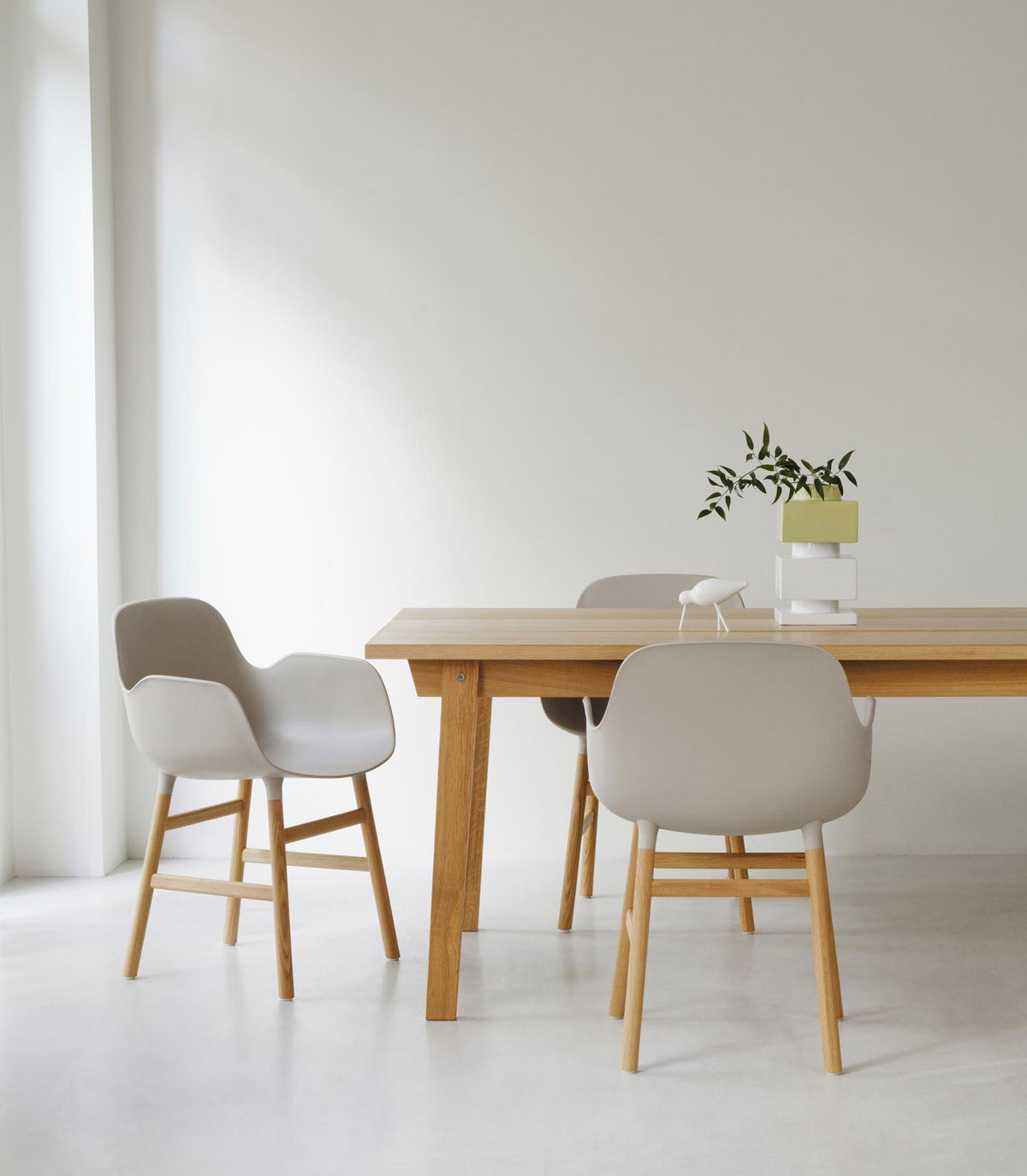 Form Armlehnstuhl in Blau präsentiert im Onlineshop von KAQTU Design AG. Stuhl mit Armlehne ist von Normann Copenhagen