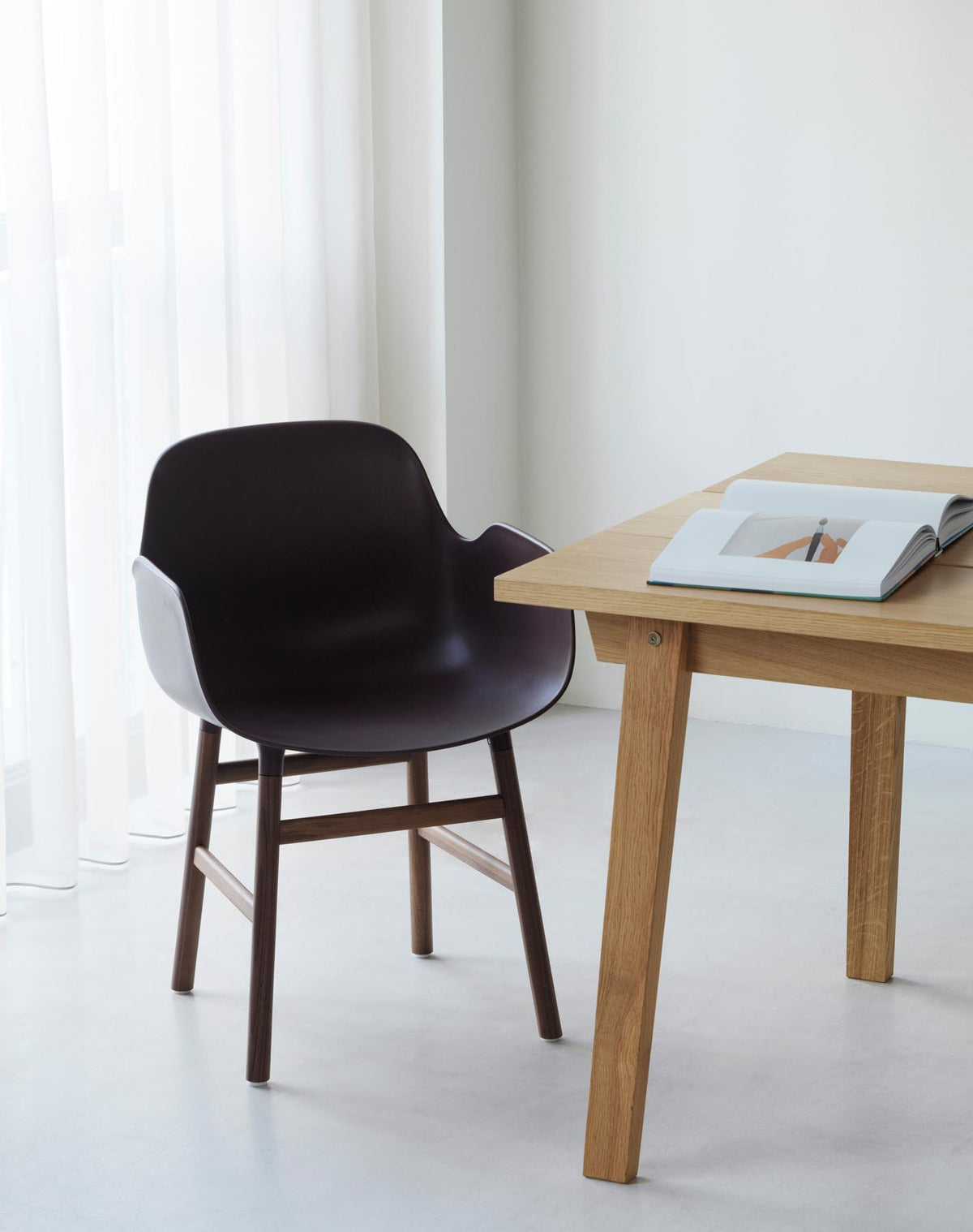 Form Armlehnstuhl in Grün präsentiert im Onlineshop von KAQTU Design AG. Stuhl mit Armlehne ist von Normann Copenhagen