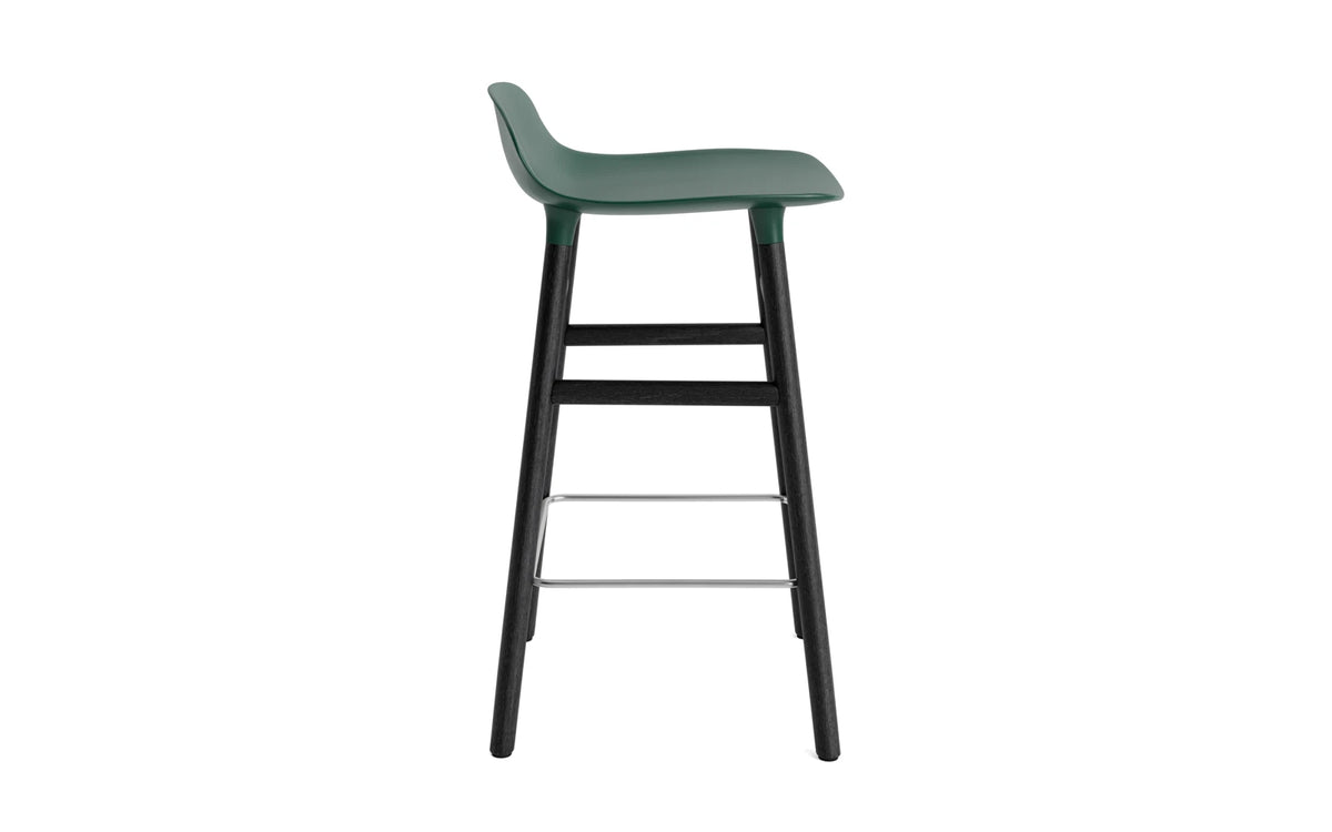Form Barhocker in Grün präsentiert im Onlineshop von KAQTU Design AG. Barstuhl ist von Normann Copenhagen