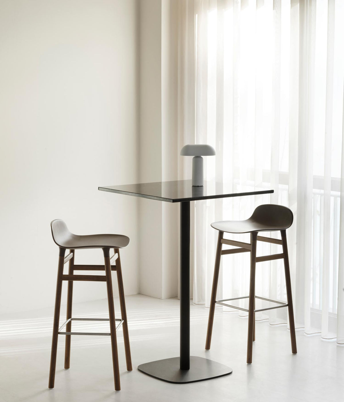 Form Barhocker in Rot präsentiert im Onlineshop von KAQTU Design AG. Barstuhl ist von Normann Copenhagen