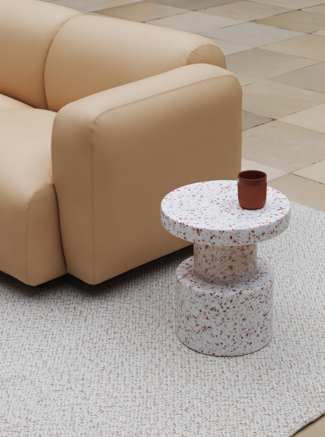 Polli Teppich gross in Mehrfarbig sand präsentiert im Onlineshop von KAQTU Design AG. Teppich ist von Normann Copenhagen