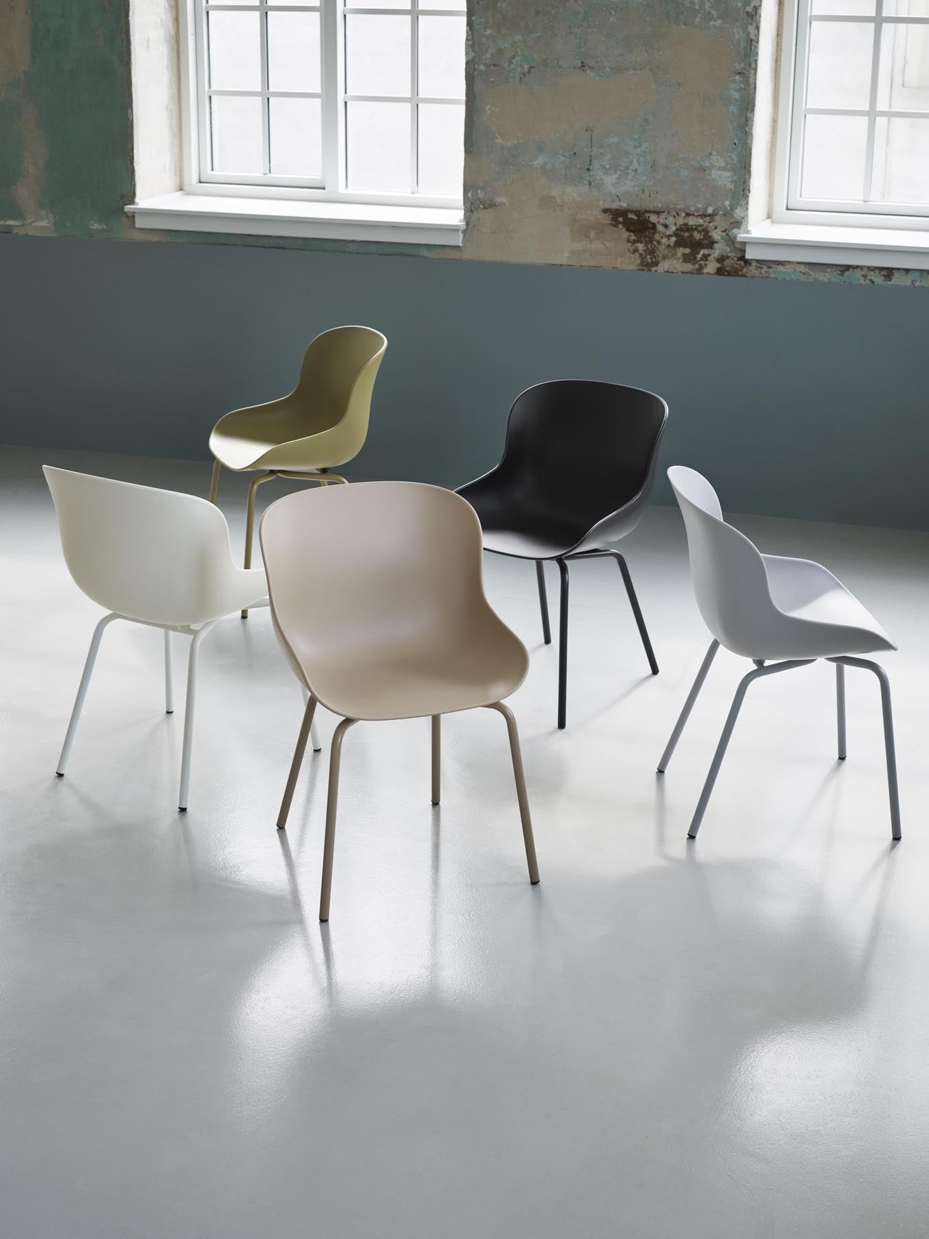 Erleben Sie den Hyg Stuhl von Normann Copenhagen – eine harmonische Verbindung aus modernem Design und höchstem Sitzkomfort.