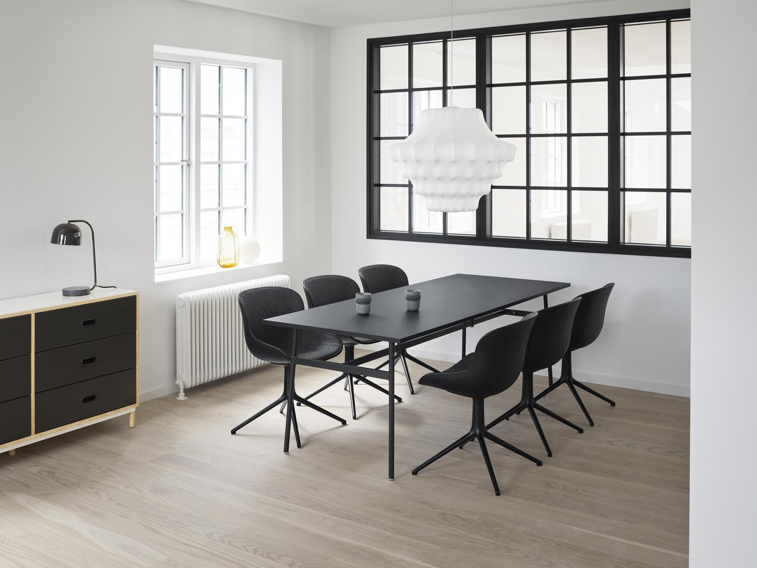 Erleben Sie den Hyg Drehsessel Aluminium Sand von Normann Copenhagen – ein elegantes Möbelstück, das Gemütlichkeit und modernes Design vereint.
