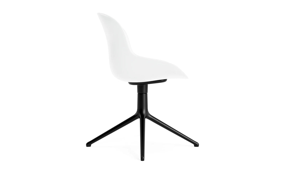 Hyg Drehstuhl Weiss/Schwartzes Aluminium in Weiss präsentiert im Onlineshop von KAQTU Design AG. Dreh-Schalenstuhl ist von Normann Copenhagen