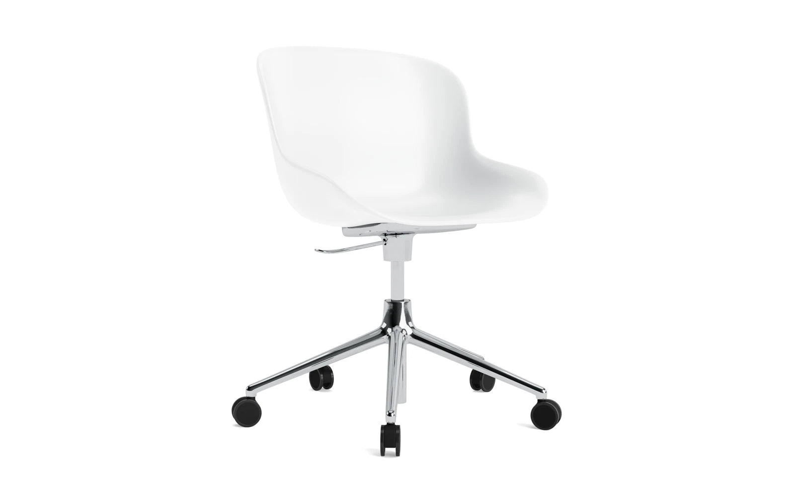 Der Hyg Drehsessel von Normann Copenhagen vereint Hygge, Komfort und Stil mit sanften Linien und Rollen für flexible Gemütlichkeit.