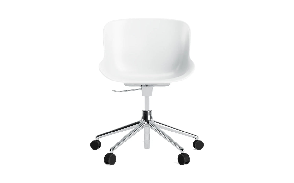 Hyg Drehstuhl mit Rollen in Weiss präsentiert im Onlineshop von KAQTU Design AG. Dreh-Schalenstuhl mit Rollen ist von Normann Copenhagen