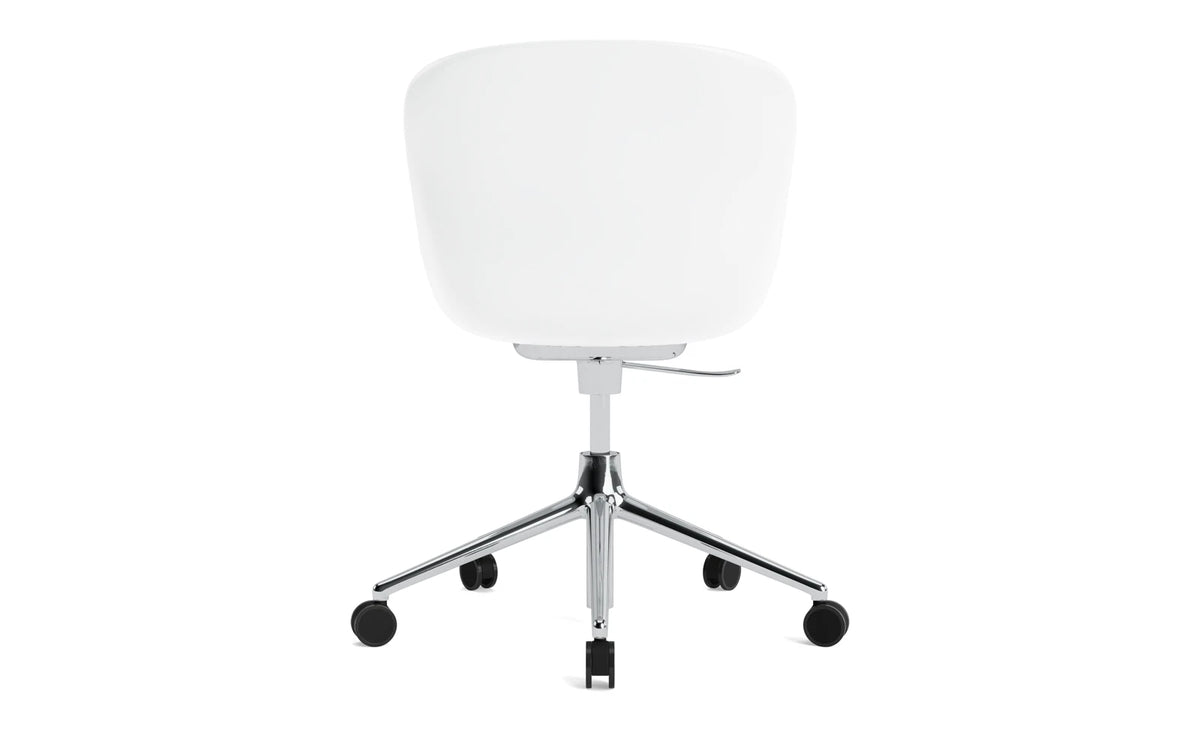 Hyg Drehstuhl mit Rollen in Weiss präsentiert im Onlineshop von KAQTU Design AG. Dreh-Schalenstuhl mit Rollen ist von Normann Copenhagen