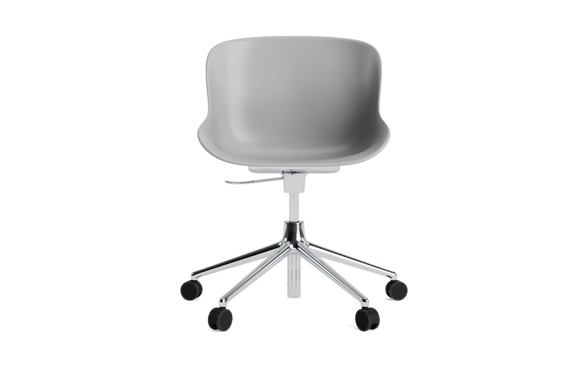 Hyg Drehsessel mit Rollen Grau in Grau präsentiert im Onlineshop von KAQTU Design AG. Dreh-Schalenstuhl mit Rollen ist von Normann Copenhagen