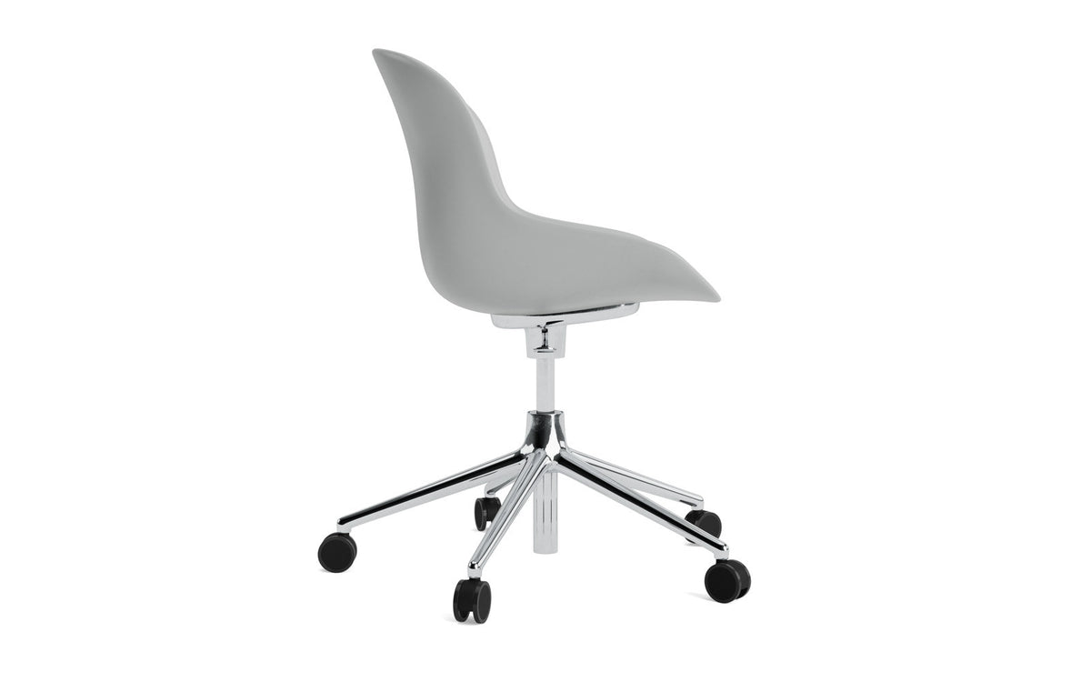 Hyg Drehsessel mit Rollen Grau in Grau präsentiert im Onlineshop von KAQTU Design AG. Dreh-Schalenstuhl mit Rollen ist von Normann Copenhagen