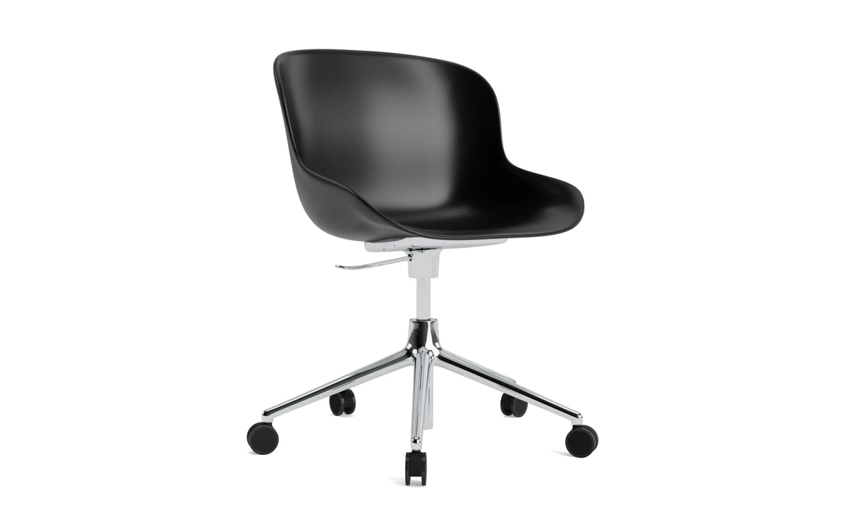 Hyg Drehstuhl mit Rollen Schwarz in Schwarz präsentiert im Onlineshop von KAQTU Design AG. Dreh-Schalenstuhl ist von Normann Copenhagen