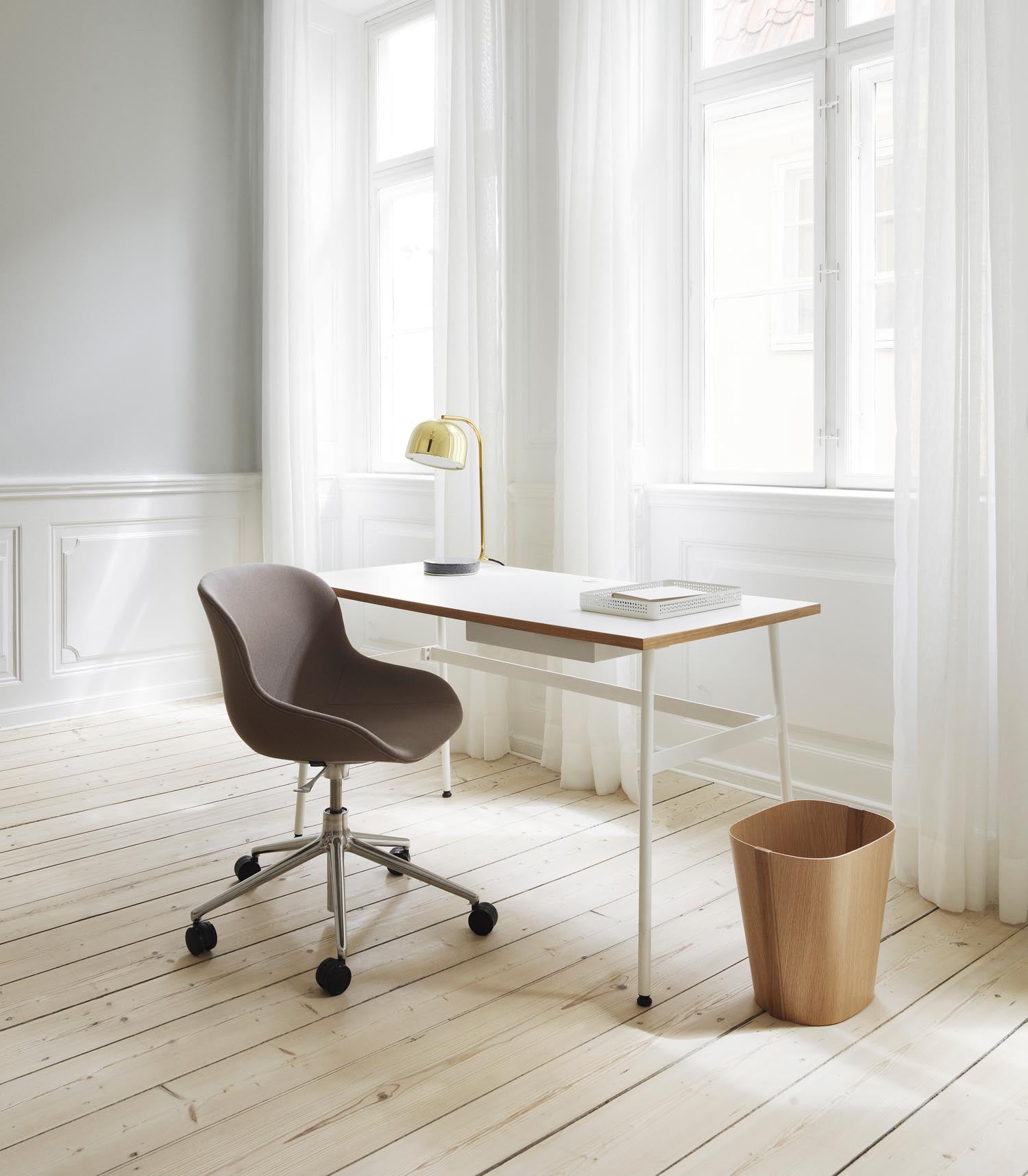 Genießen Sie den Hyg Drehsessel mit Rollen in stilvollem Schwarz von Normann Copenhagen – ideal für entspannte Momente und modernes Wohnen.