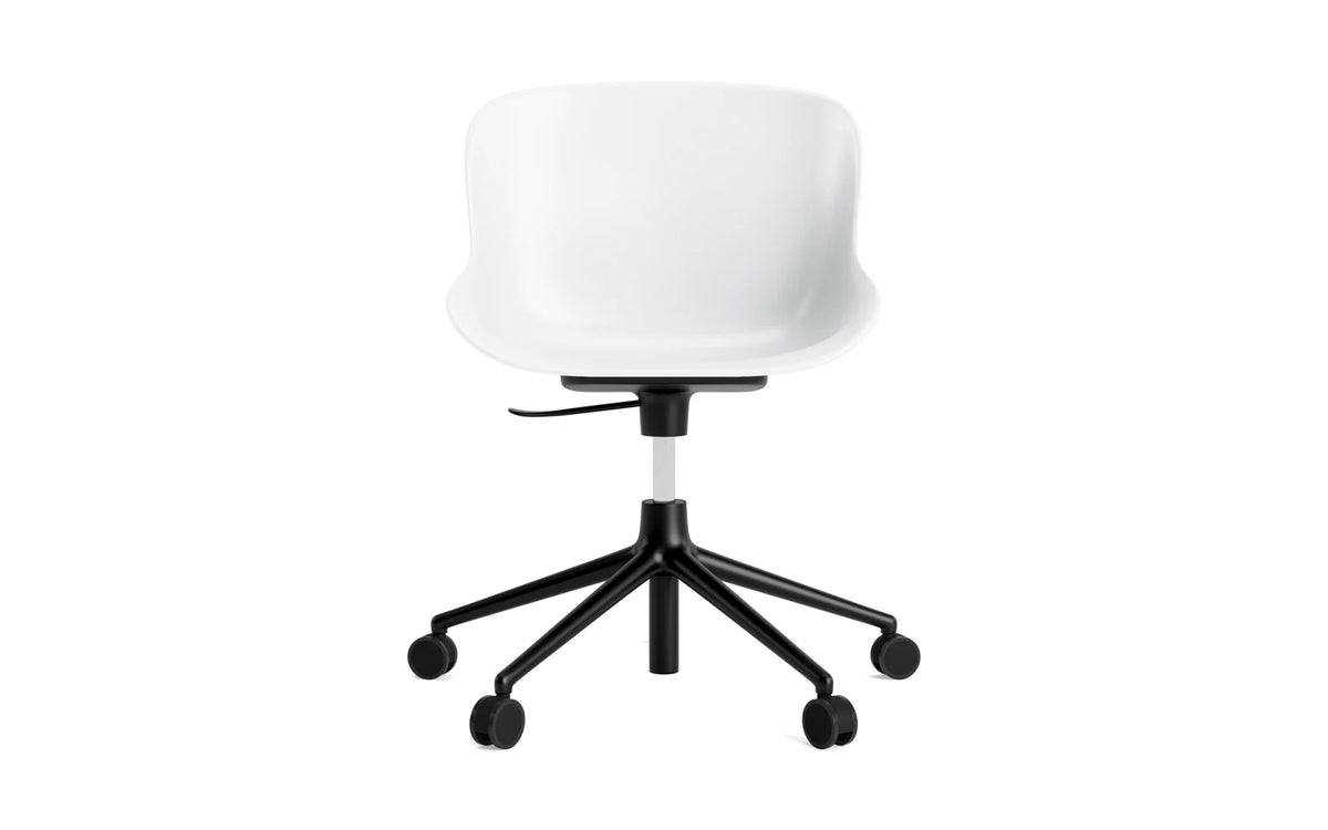 Hyg Drehstuhl mit Rollen Weiss in Weiss präsentiert im Onlineshop von KAQTU Design AG. Bürostuhl ist von Normann Copenhagen