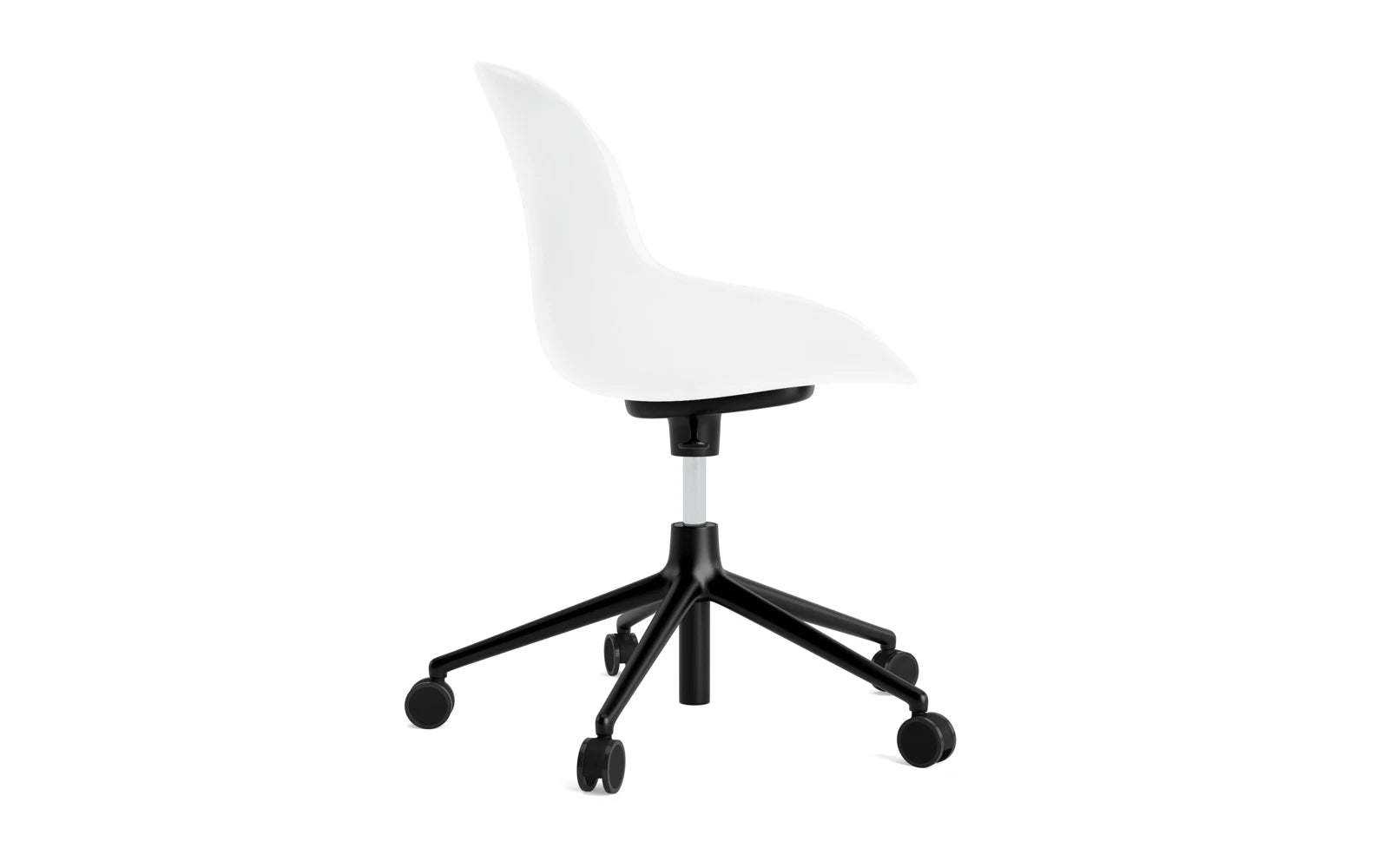 Entdecken Sie den Hyg Drehsessel mit Rollen in Weiß von Normann Copenhagen – ein stilvoller Drehstuhl, der Gemütlichkeit und Funktionalität perfekt kombiniert.