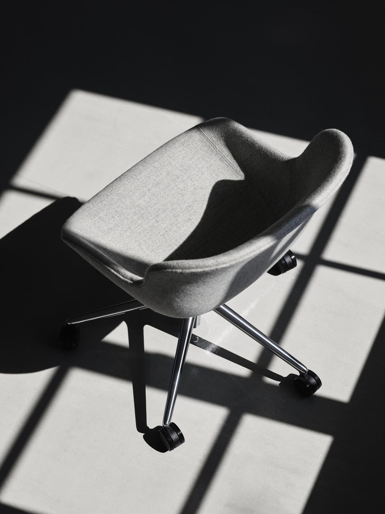 Genießen Sie den Hyg Drehsessel mit Rollen in Weiß von Normann Copenhagen – ein stilvolles Möbelstück, das Komfort und skandinavische Eleganz vereint.